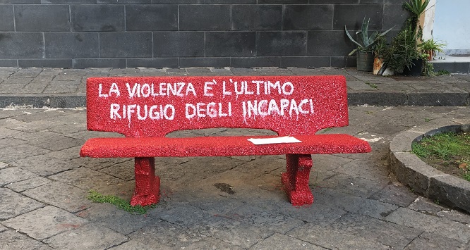 panchina rossa piazza Siano